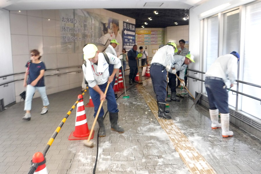 JR鶴見駅構内の清掃作業1