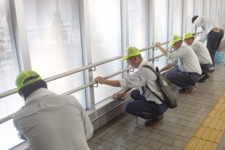 JR鶴見駅構内の清掃作業2